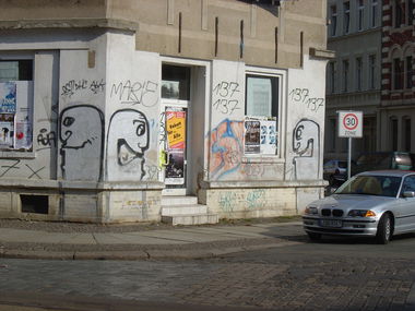 Graffiti Street Art in Leipzig - Photo by Zeitzeuge - dens, densMckenzy, mckenzywarhier! (2001)