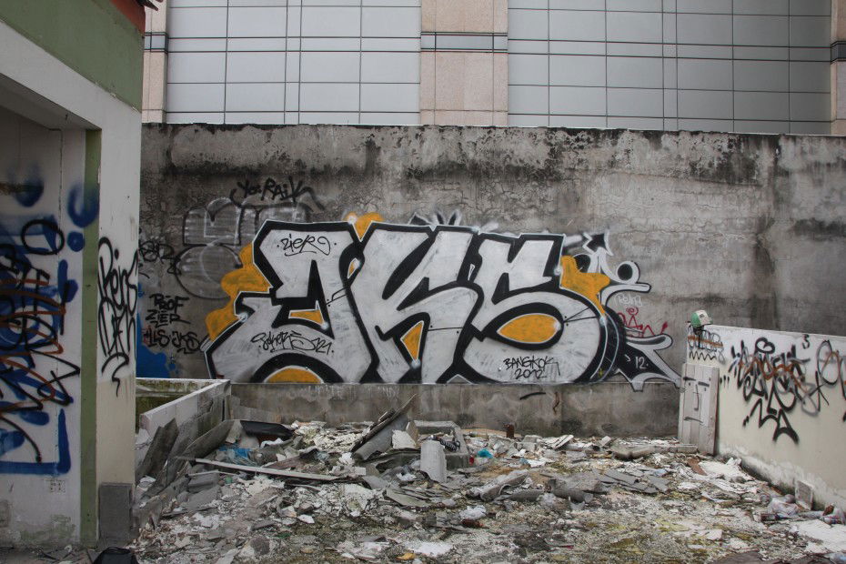 Graffiti Bombing in Bangkok - Photo by ZiER - jks, jks121, zier (2012)