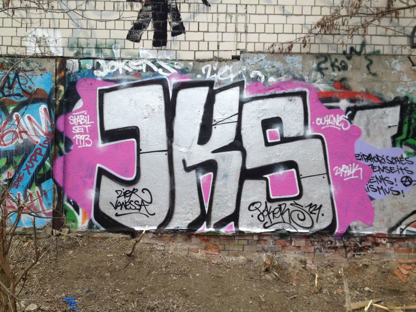 Graffiti Bombing in Berlin - Photo by ZiER - jks, jks121, 121 (2013)