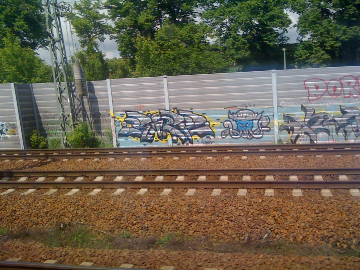 Graffiti Bombing - Photo by Zipe196 - sipe, zipe, akf (2013)