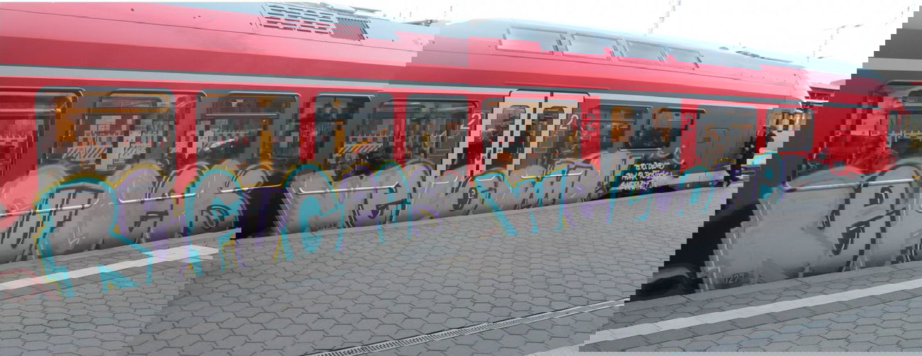 Graffiti Train - Photo by Zivilpolizist - aks, yuqs, regen (2013)