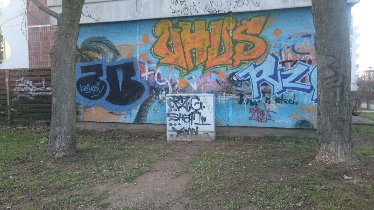 Graffiti Bombing - Photo by Zivilpolizist - UHUS, UHU, UHUZ