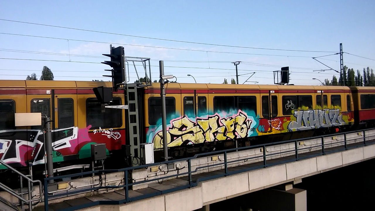 Graffiti Train - Photo by Zivilpolizist - UHUS, UHU, UHUZ