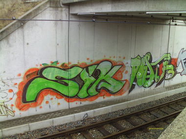 Graffiti Bombing - Photo by Zwiespalt - SIK, DARK (2014)