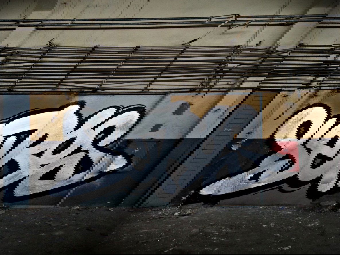 Graffiti Bombing - Photo by aeros - aeros, sw307 (2013)