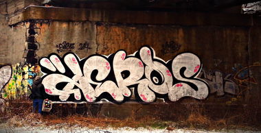 Graffiti Bombing - Photo by aeros - aeros, sw307 (2014)
