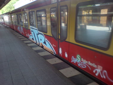 Graffiti Train in Berlin - Photo by aerosol - jtr, dtr, berlin (2009)