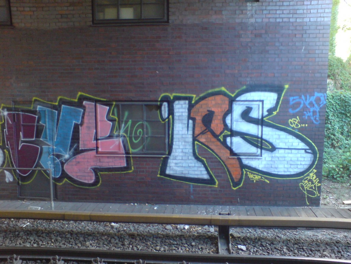 Graffiti Bombing in Berlin - Photo by aerosol - cys, ics, hcr (2008)