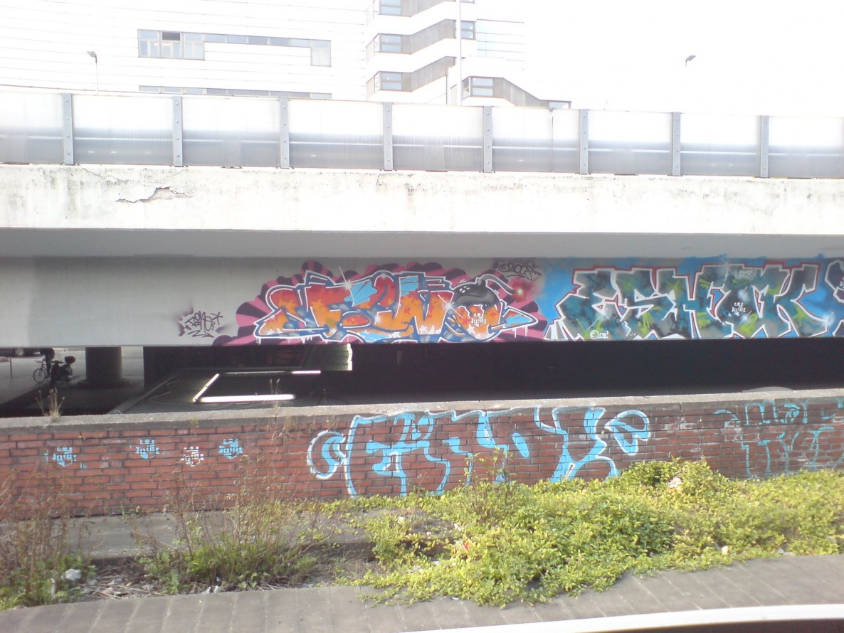 Graffiti Bombing in Berlin - Photo by aerosol - fino, hollow, tup (2008)