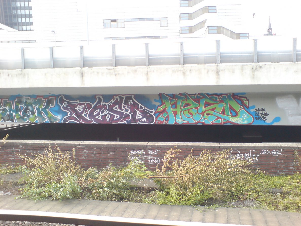 Graffiti Bombing in Berlin - Photo by aerosol - fino, eshok, pesd (2008)