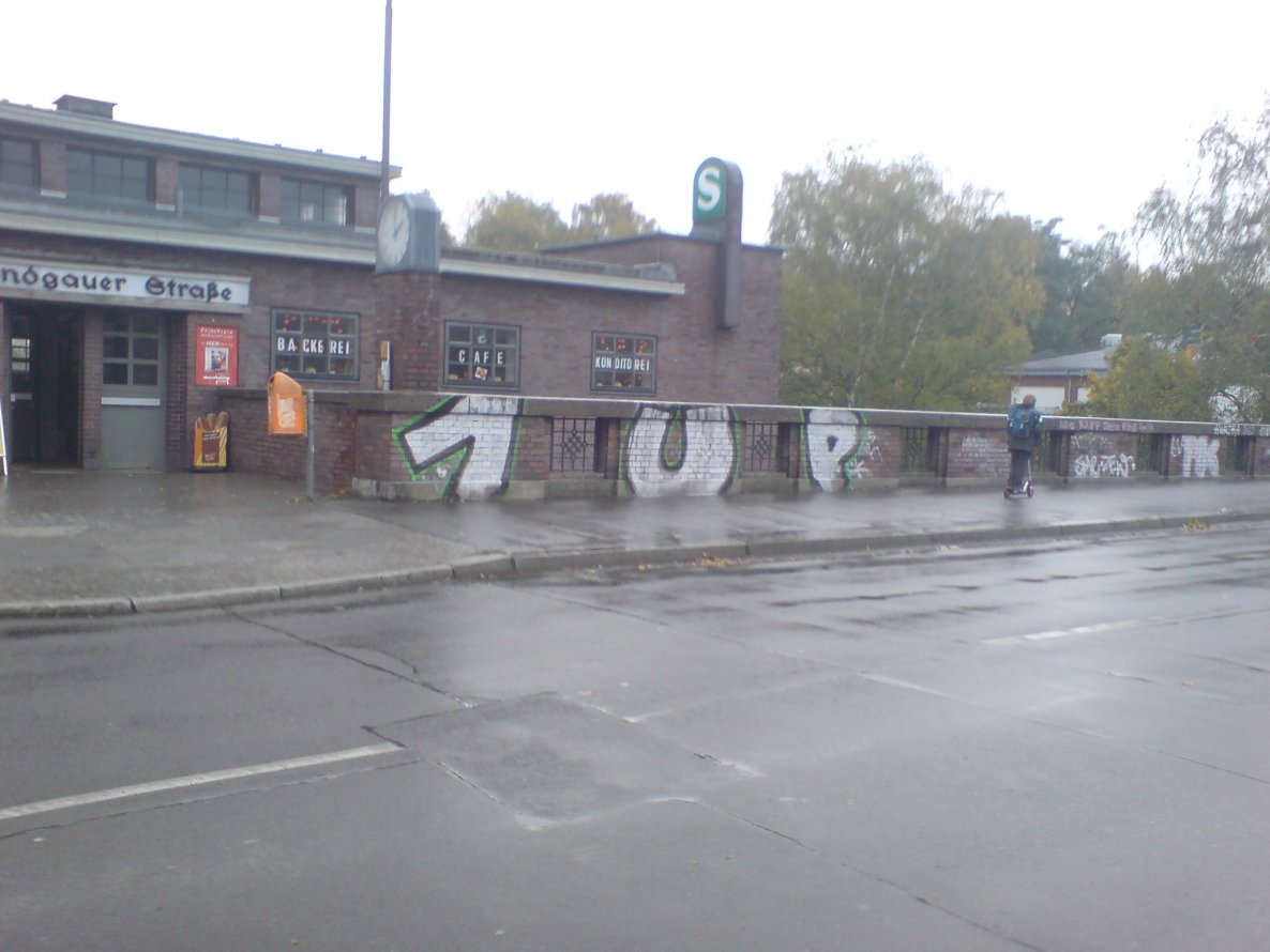 Graffiti Bombing in Berlin - Photo by aerosol - 1up, one, united