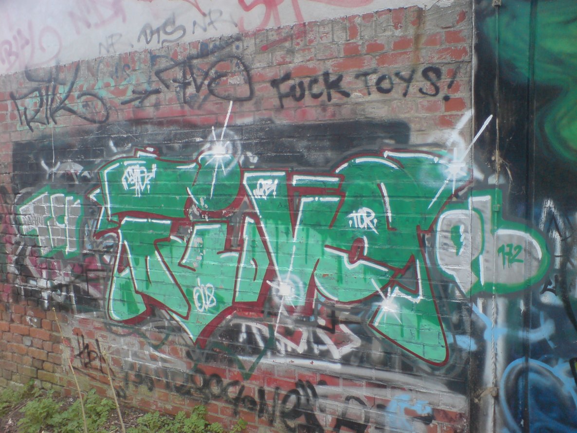Graffiti Bombing in Berlin - Photo by aerosol - fino, qb, tcr (2008)