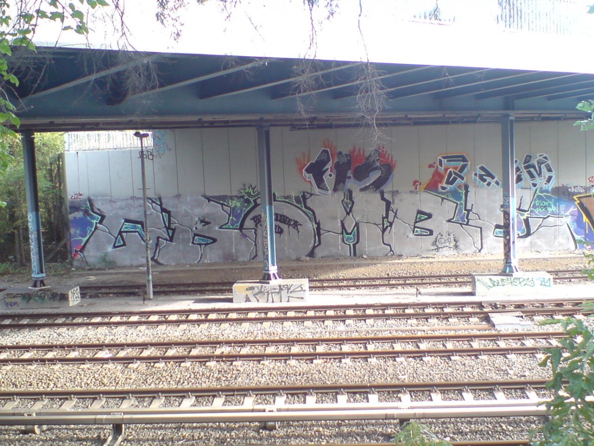 Graffiti Bombing in Berlin - Photo by aerosol - qb, qbombe, hest (2007)