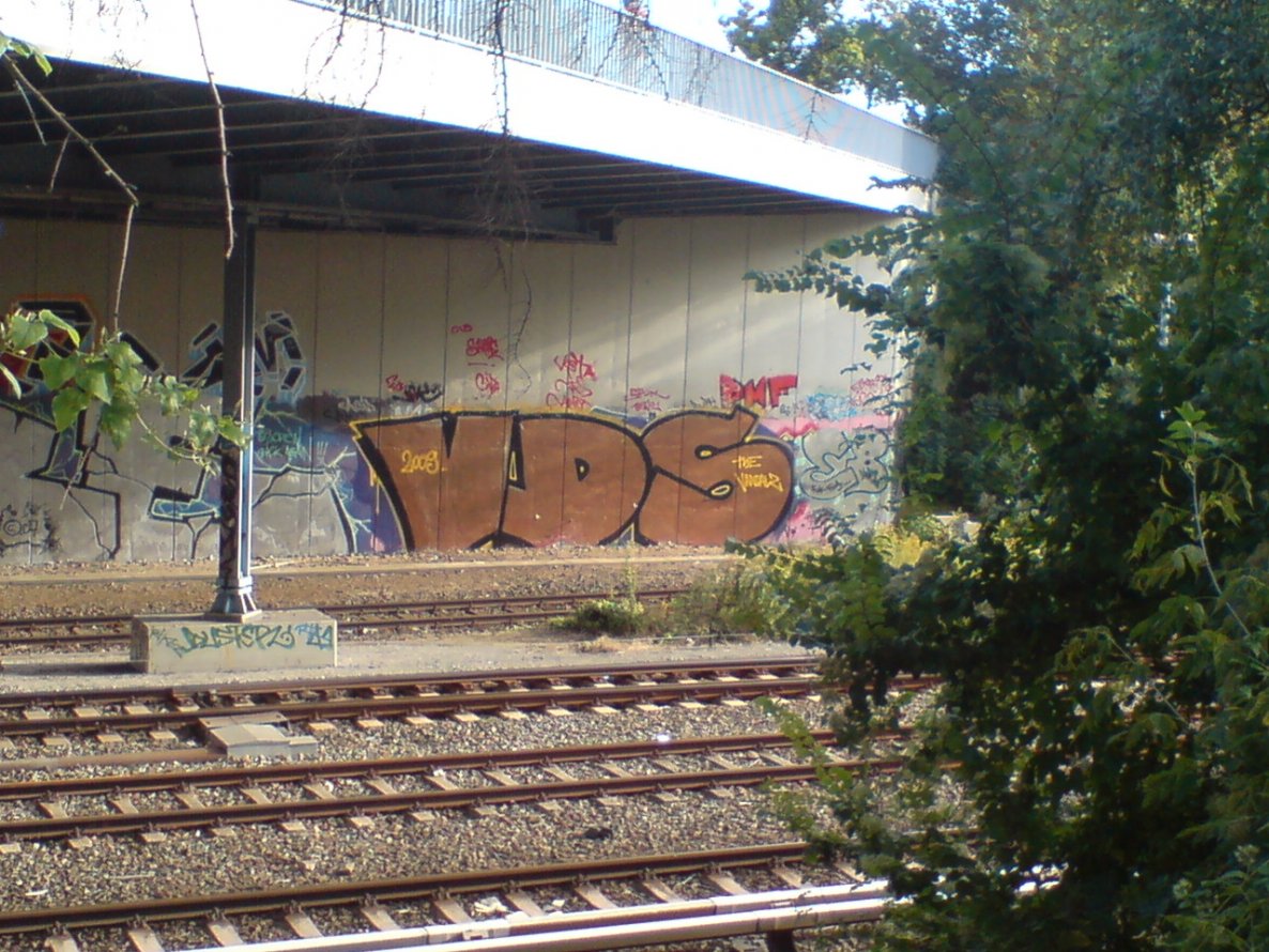 Graffiti Bombing in Berlin - Photo by aerosol - vds, vandalz, vandals (2009)