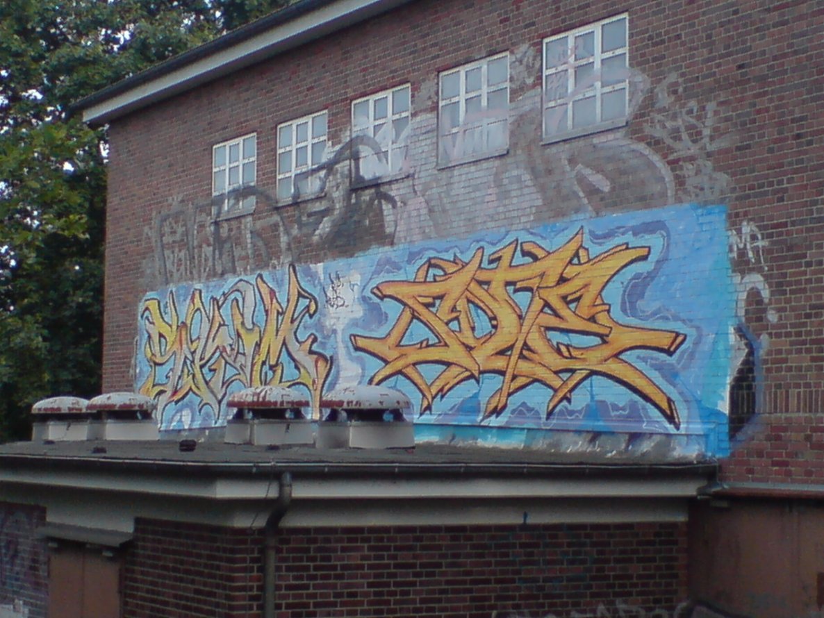 Graffiti Bombing in Berlin - Photo by aerosol - skim, qb, sone