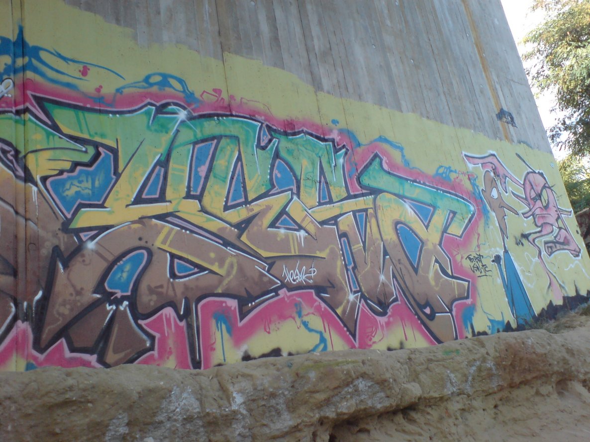 Graffiti Bombing in Berlin - Photo by aerosol - hesa, tb, brt (2009)