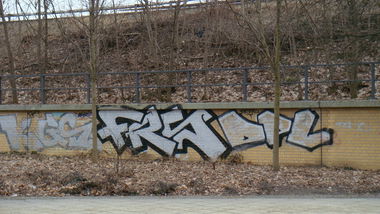 Graffiti Bombing - Photo by akacier44 - FRS, DPL, 94