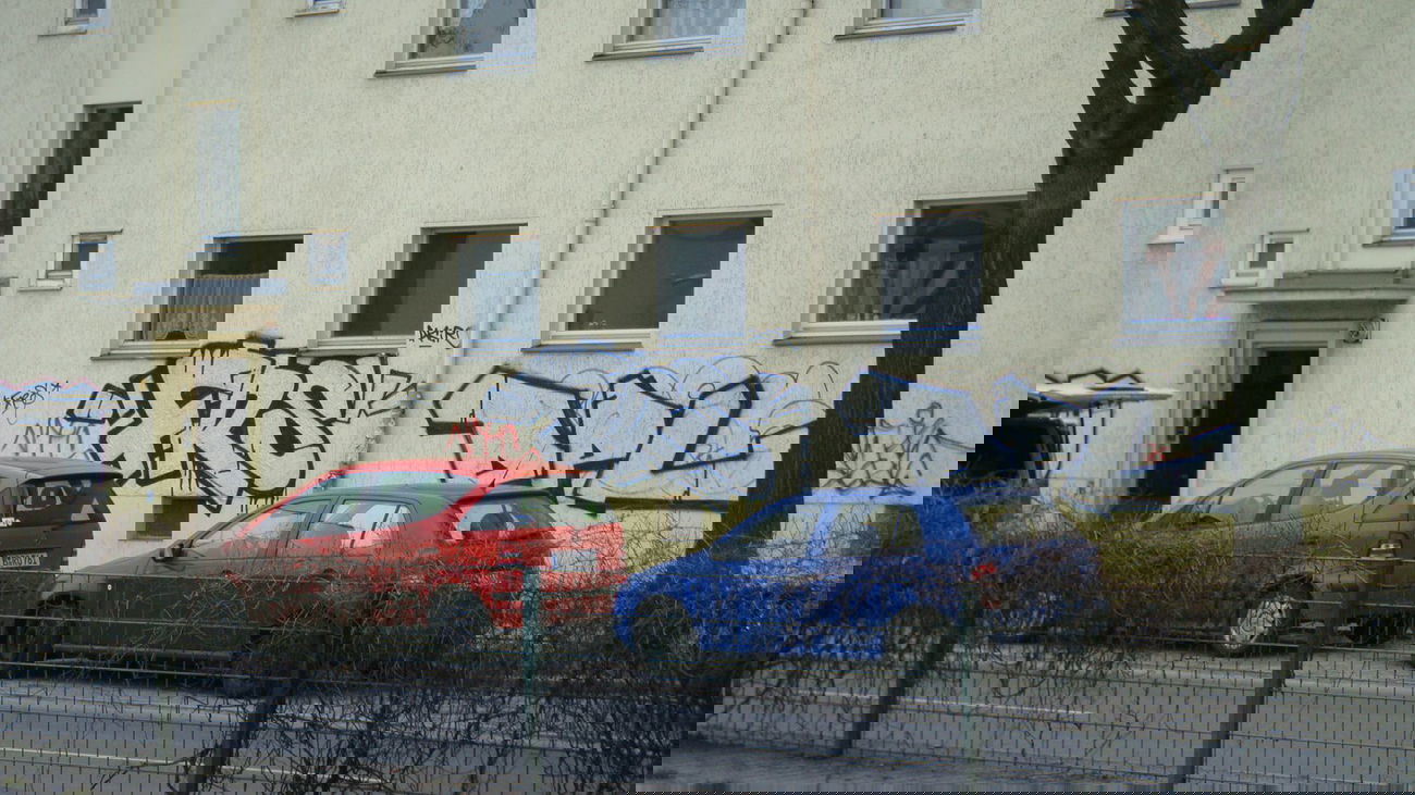 Graffiti Bombing - Photo by akacier44 - FRS, DPL, 94