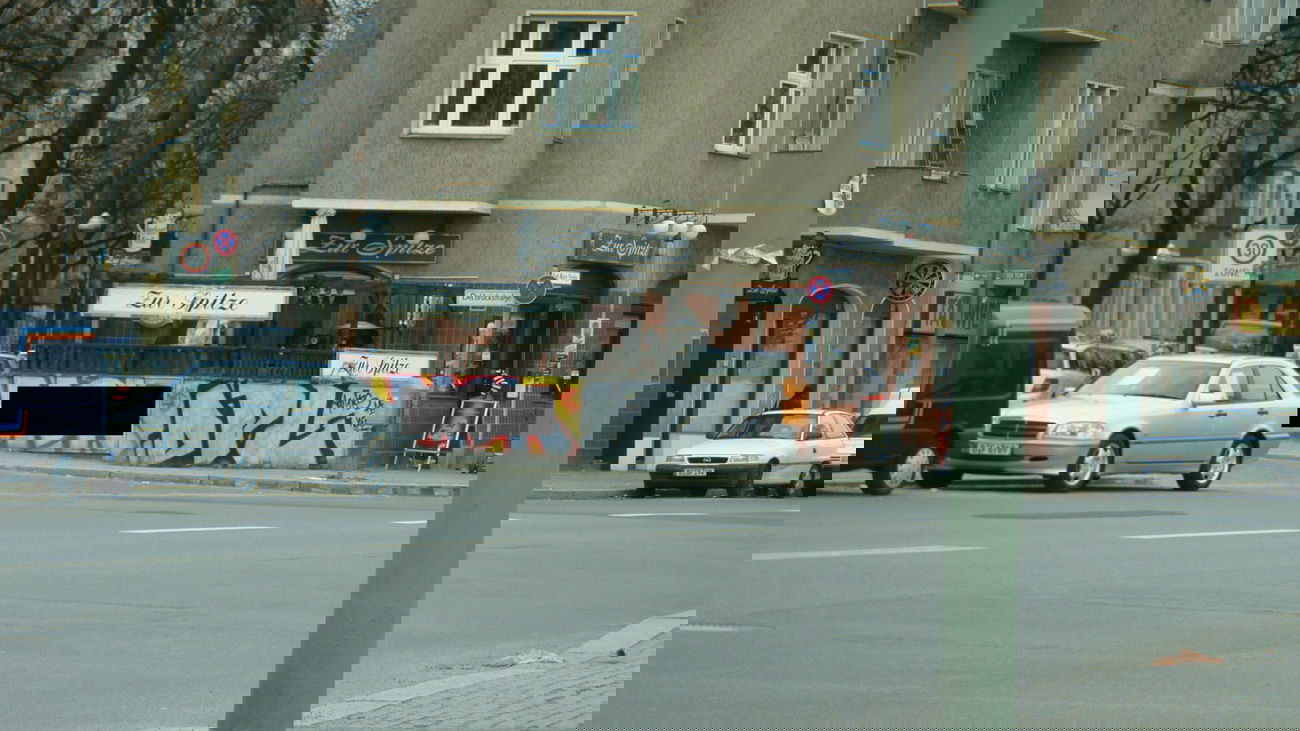 Graffiti Bombing - Photo by akacier44 - FRS, DPL, DAUERPLEITE