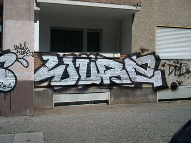 Graffiti Bombing - Photo by akacier44 - FRS, 94, DPL