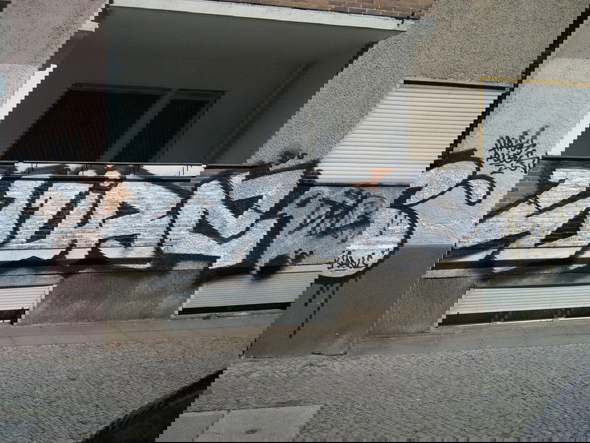 Graffiti Bombing - Photo by akacier44 - FRS, 94, DPL