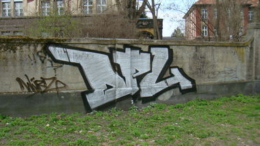 Graffiti Bombing - Photo by akacier44 - FRS, 94, DPL