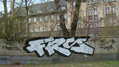Graffiti Bombing - Photo by akacier44 - FRS, 94, DPL