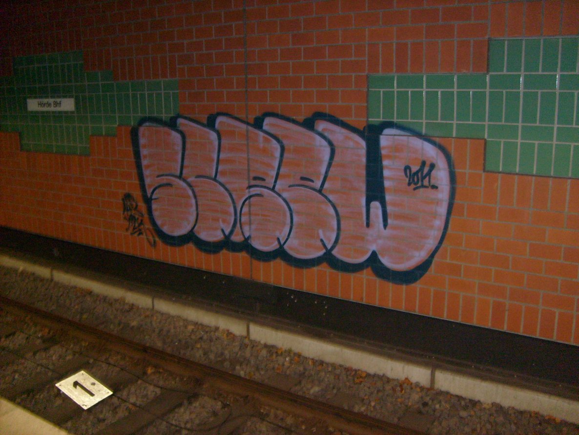 Graffiti Bombing in Dortmund - Photo by alcapone - screw