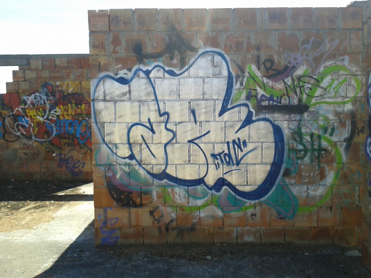 Graffiti Wall - Photo by alcer
