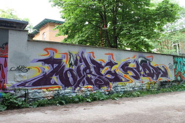 Graffiti Wall - Photo by alligatorhater - gkmc, moire, nimk (2017)
