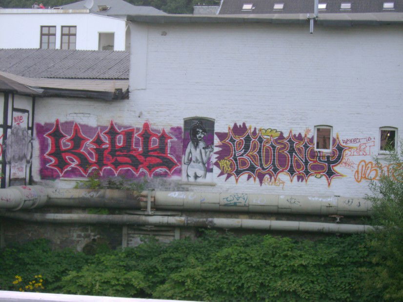 Graffiti Bombing in Wuppertal - Photo by aptschakamaluu - Kiss, Buny, Vrs