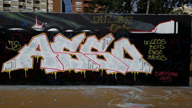 Graffiti Wall in Jardins de les tres xemeneies - Photo by asso (2015)