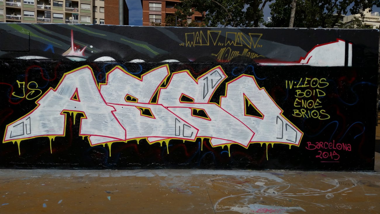 Graffiti Wall in Jardins de les tres xemeneies - Photo by asso (2015)