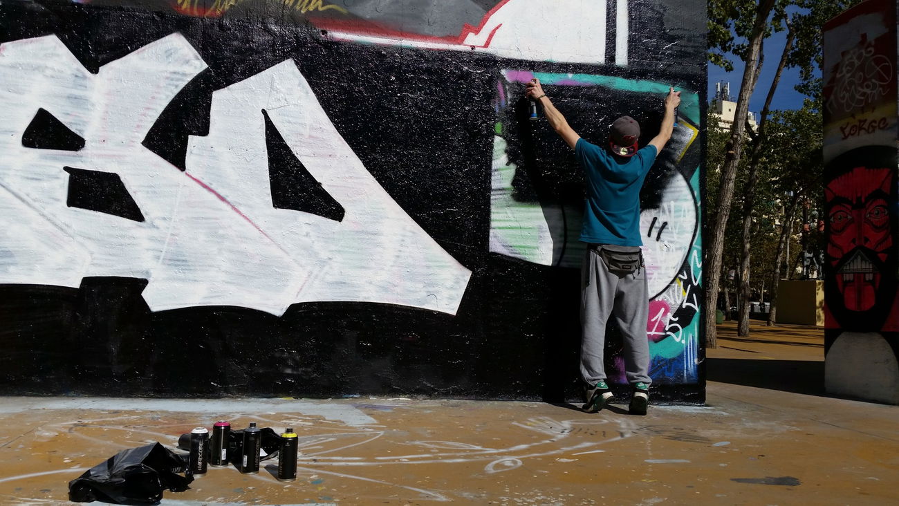 Graffiti Wall in Jardins de les tres xemeneies - Photo by asso (2015)