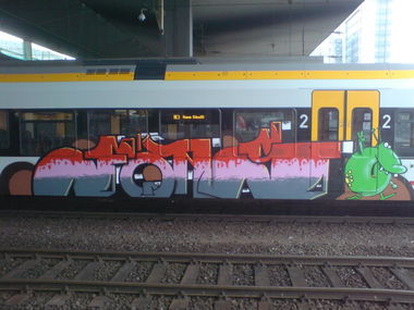 Graffiti Train in Dusseldorf - Photo by auslaender - föns, düsseldorf, eurobahn