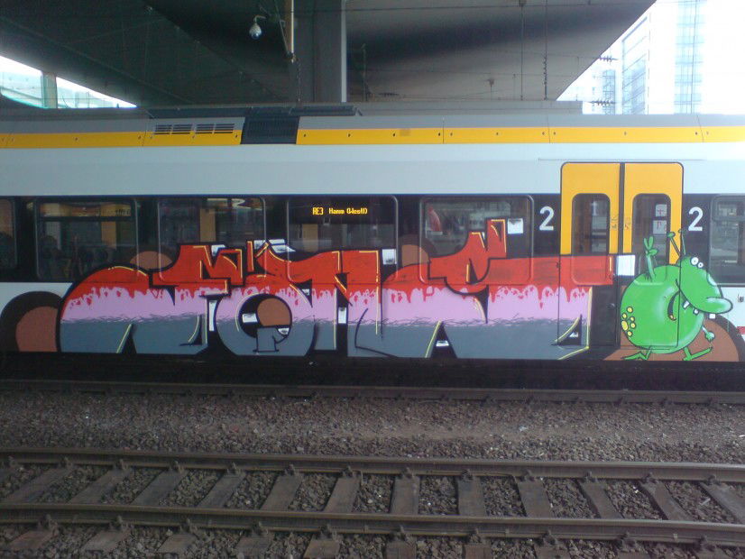 Graffiti Train in Dusseldorf - Photo by auslaender - föns, düsseldorf, eurobahn