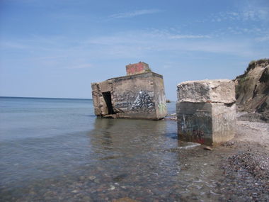 Graffiti Street Art in Ahrenshoop - Photo by auslaender - bunker, strand