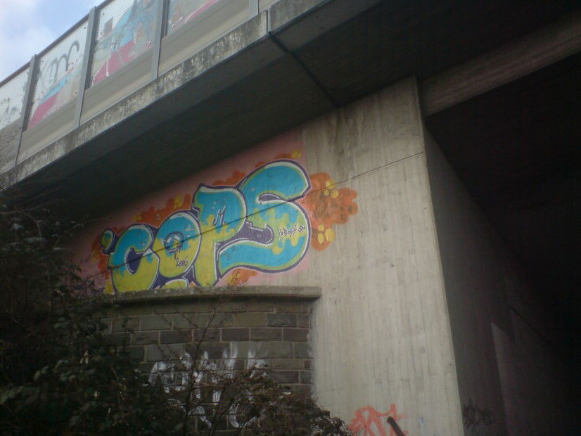 Graffiti Bombing in Dusseldorf - Photo by auslaender - cops, pens, düsseldorf (2006)