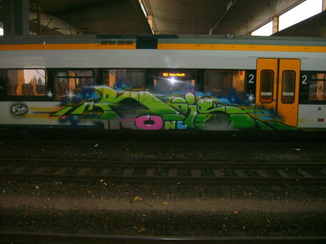 Graffiti Train in Dusseldorf - Photo by auslaender - rois, düsseldorf, eurobahn