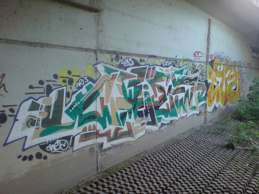 Graffiti Bombing in Wuppertal - Photo by auslaender - ches, itz, wau