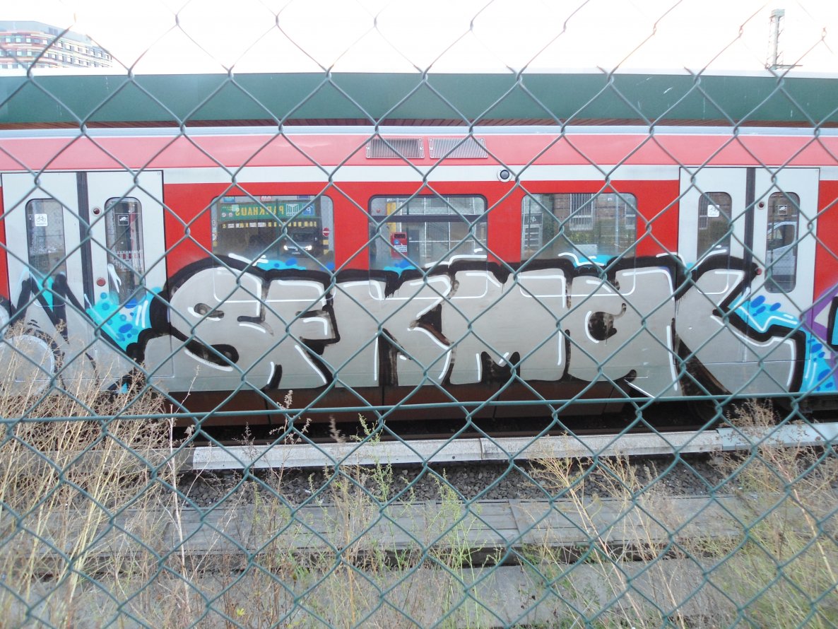 Graffiti Train in Hamburg - Photo by auslaender - sfk, mck, hamburg (2013)