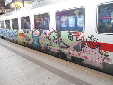Graffiti Train - Photo by auslaender - baey?, hamburg (2013)