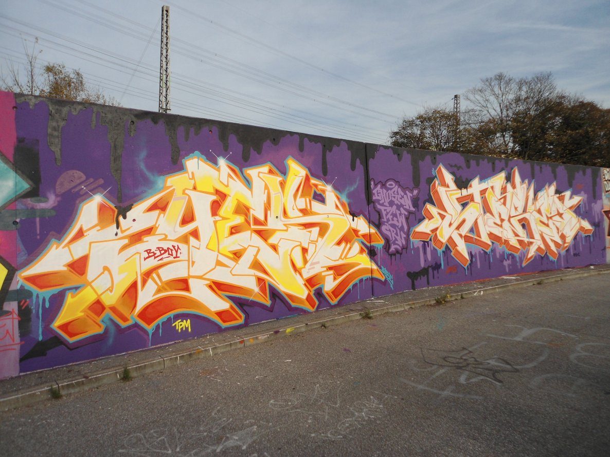 Graffiti Wall in Hamburg - Photo by auslaender - yes, stereo, chosen (2013)