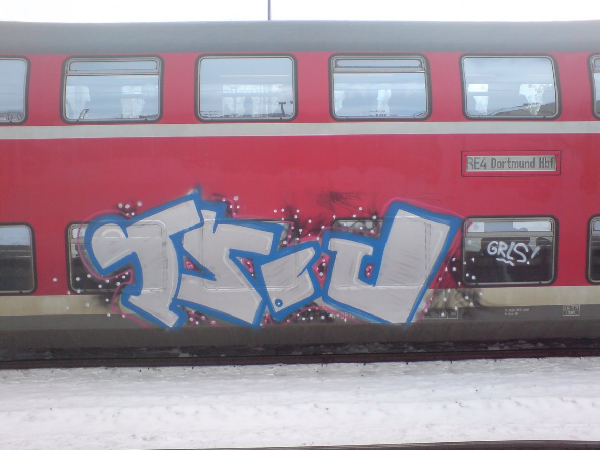 Graffiti Train - Photo by auslaender - tsou, grls
