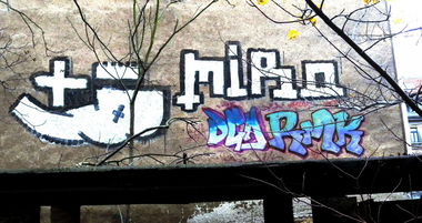 Graffiti Bombing - Photo by barbara - +-0, pmn, miro