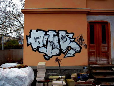 Graffiti Bombing in Leipzig - Photo by barbara - meter