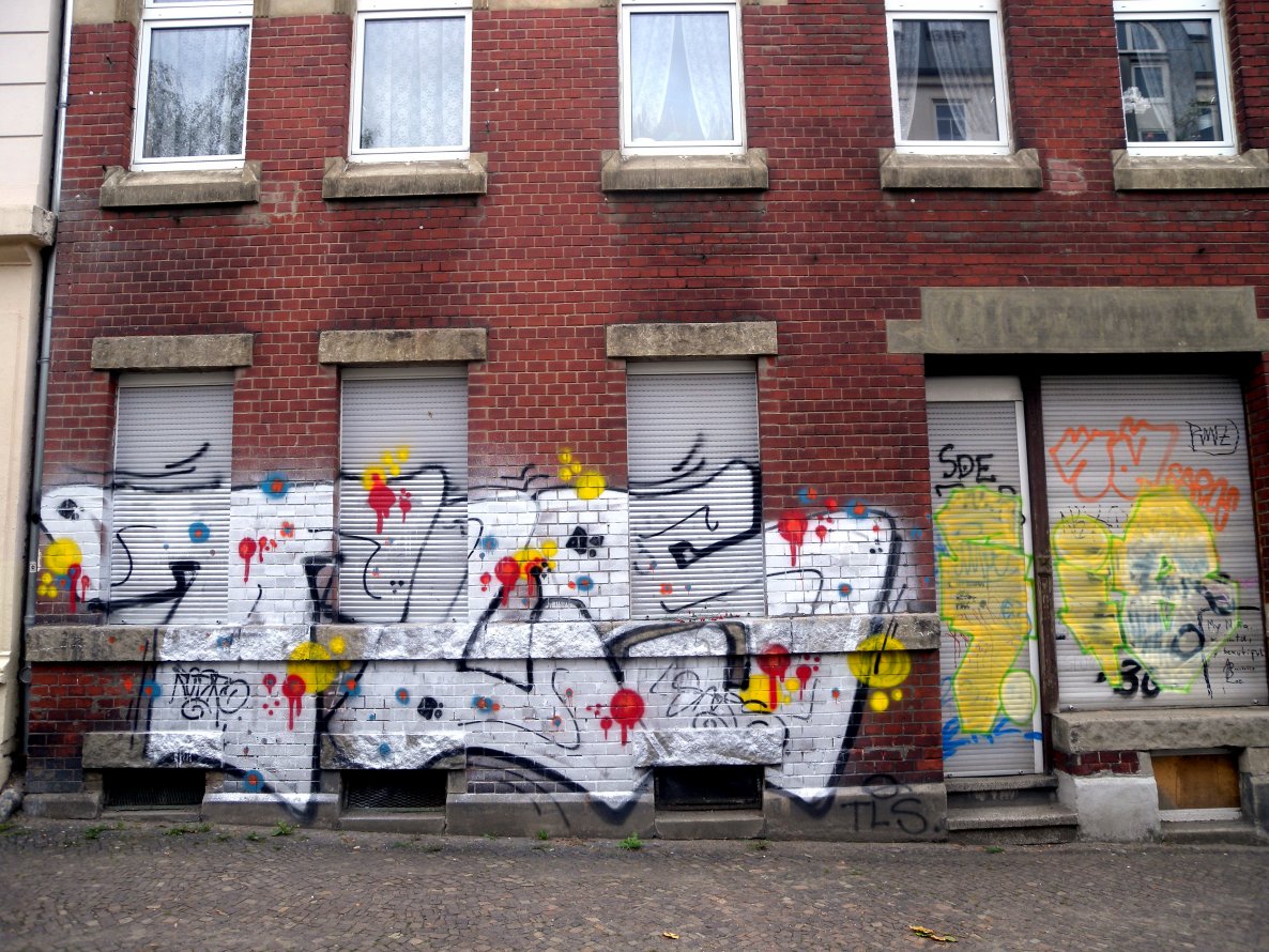 Graffiti Bombing - Photo by barbara - tls, resko, sarce