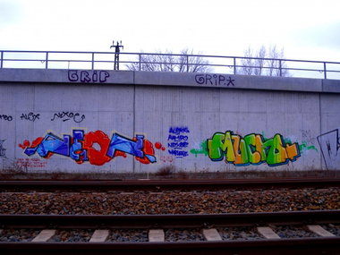 Graffiti Bombing - Photo by barbara - neon, mucho, dne