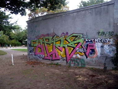 Graffiti Bombing - Photo by barbara - oers, bof, lampe