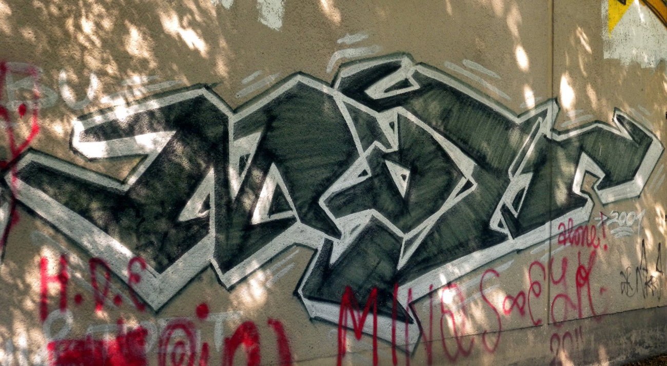 Graffiti Wall - Photo by barbara - mot, 2001